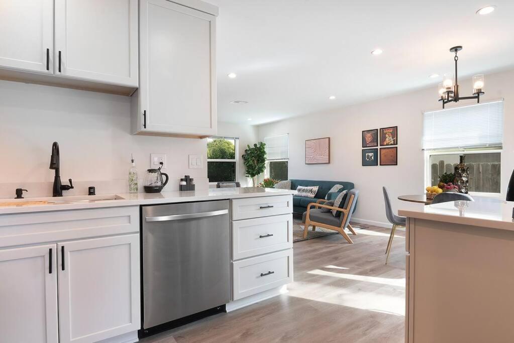 Beautiful 3 Bed 1 Bath Designer Home + Hot Tub Los Angeles Exterior foto